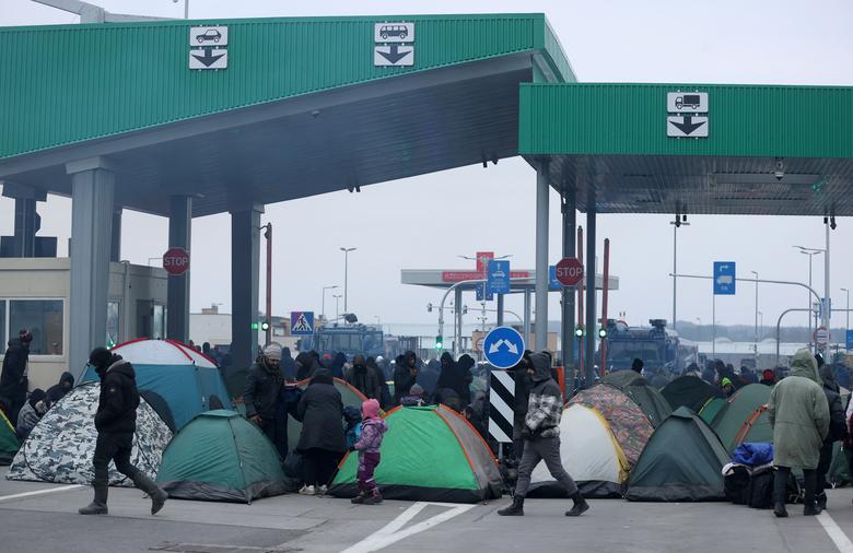 مرزهای لهستان (عکس)؛ از تحریم بیشتر اتحادیه اروپا تا خاکسپاری یک مهاجر غرق شده
