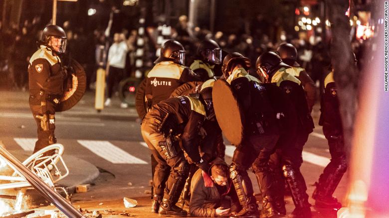 کرنا در هلند؛ تظاهرات خشن و تیراندازی پلیس/ مجروح شدن معترضان و بازداشت 20 نفر