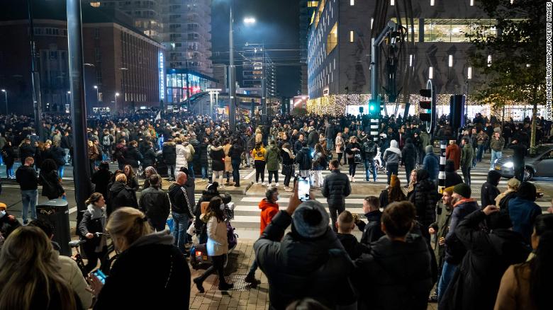 کرنا در هلند؛ تظاهرات خشن و تیراندازی پلیس/ مجروح شدن معترضان و بازداشت 20 نفر