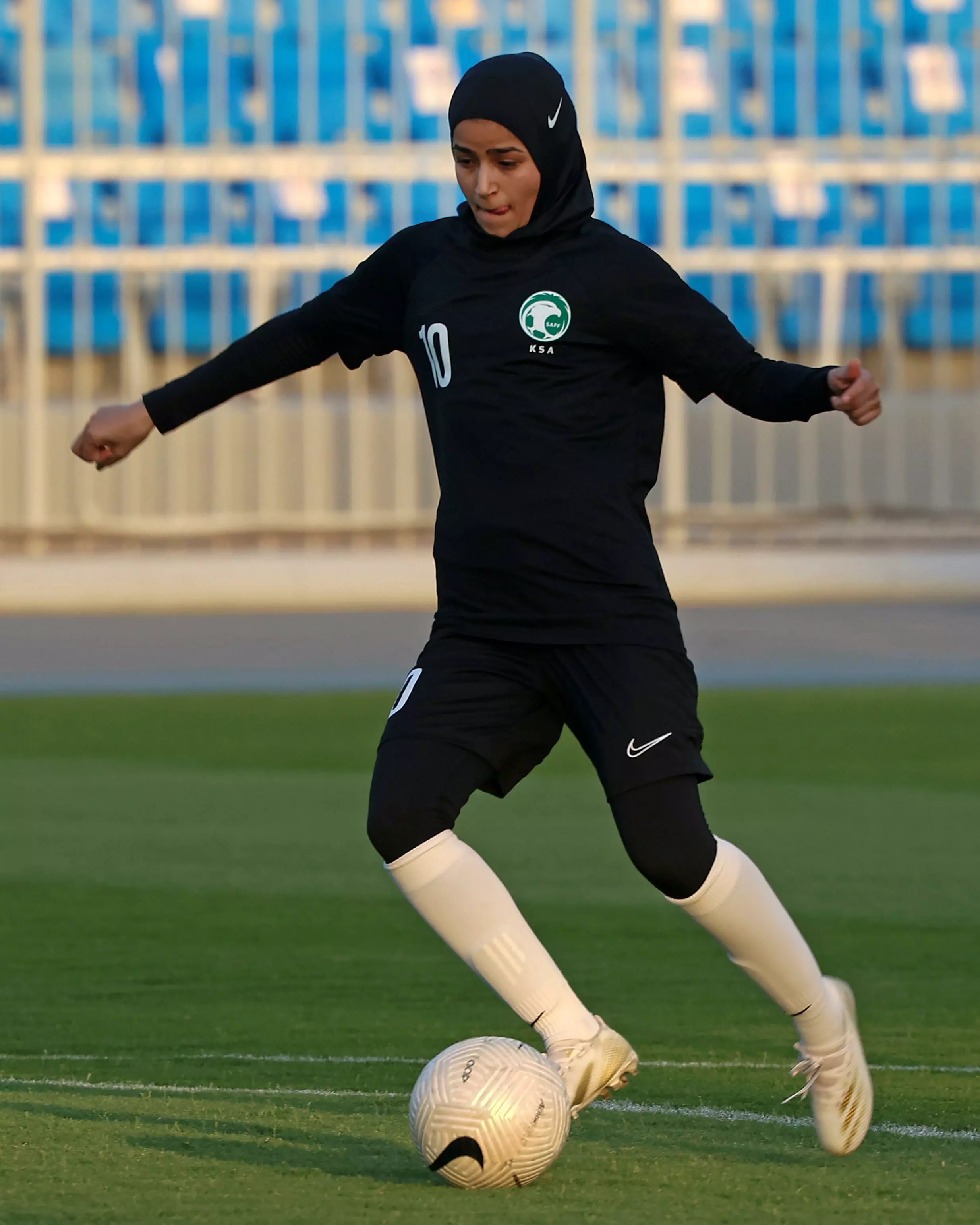 آغاز به کار لیگ فوتبال زنان در عربستان سعودی (عکس)