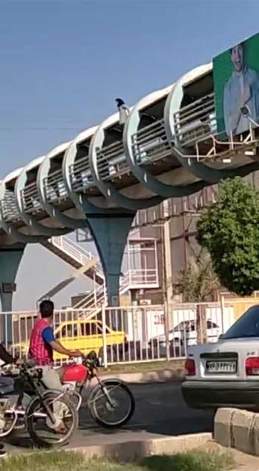 ماجرای سقوط یک دختر از پل عابر پیاده در خرمشهر (+عکس)