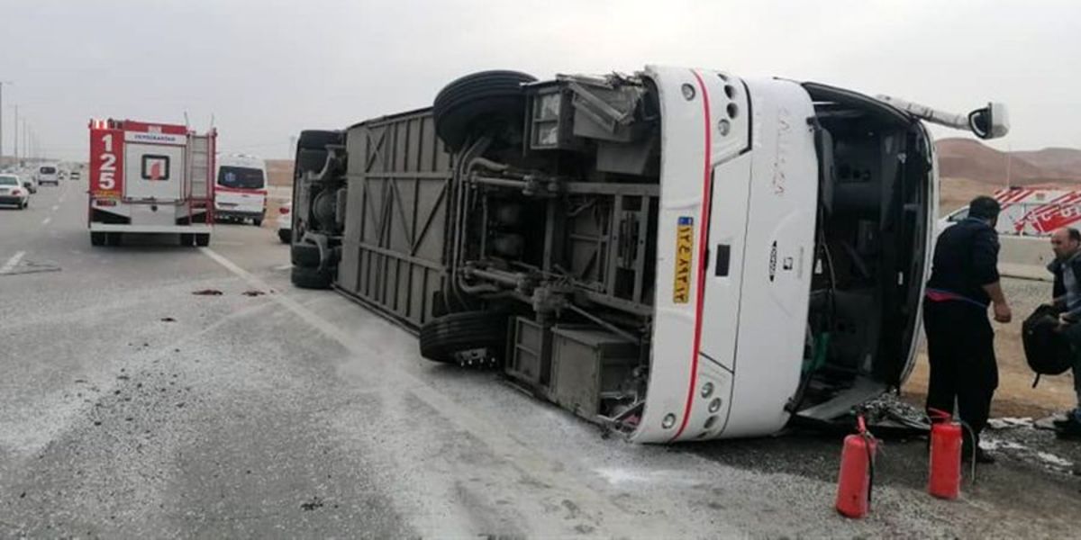 سمنان/ ۳ کشته در واژگونی اتوبوس در جاده سمنان به گرمسار