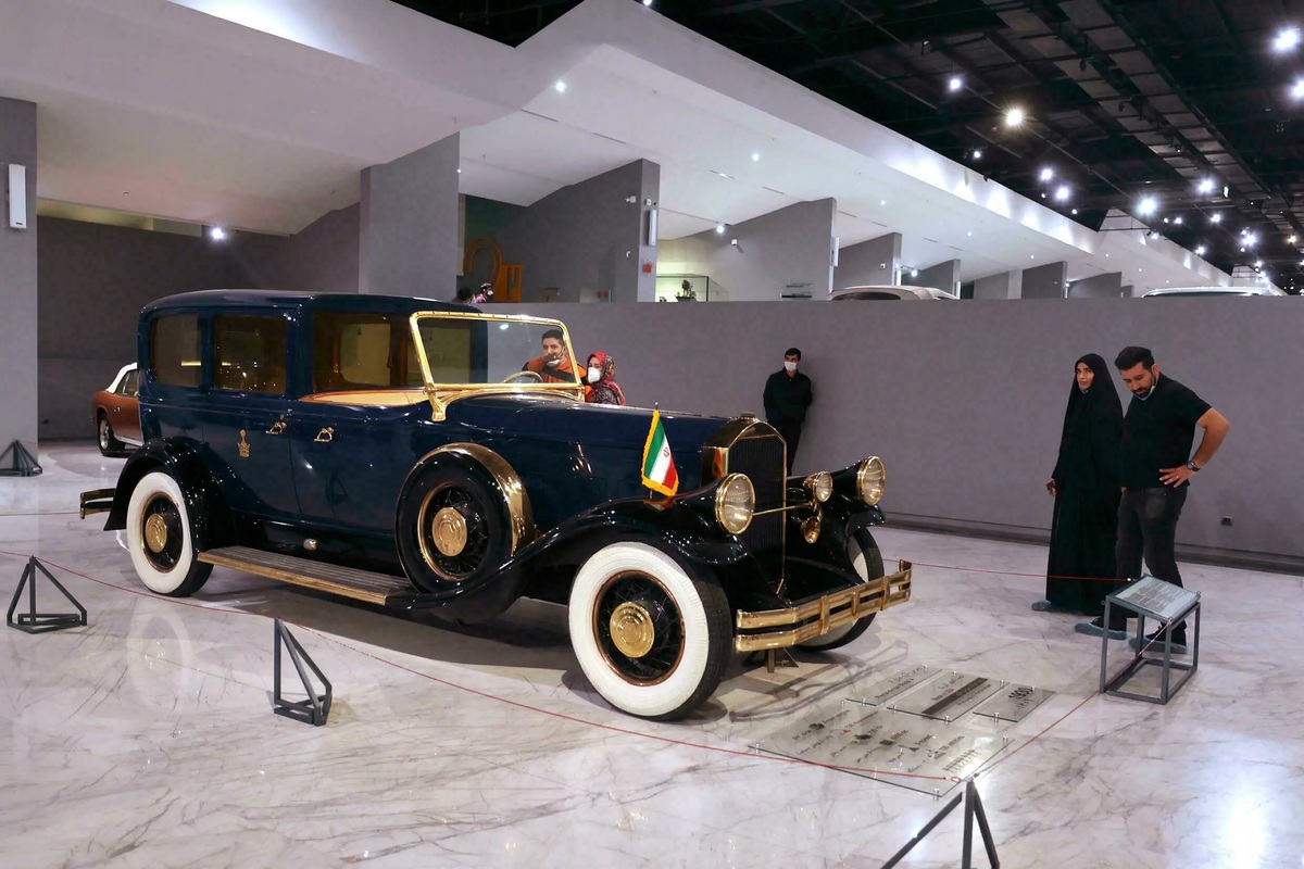 گزارش خبرگزاری فرانسه از موزه خودروهای تاریخی تهران: از خودروهای لوکس شاه تا موتورسیکلت فرح (+عکس)