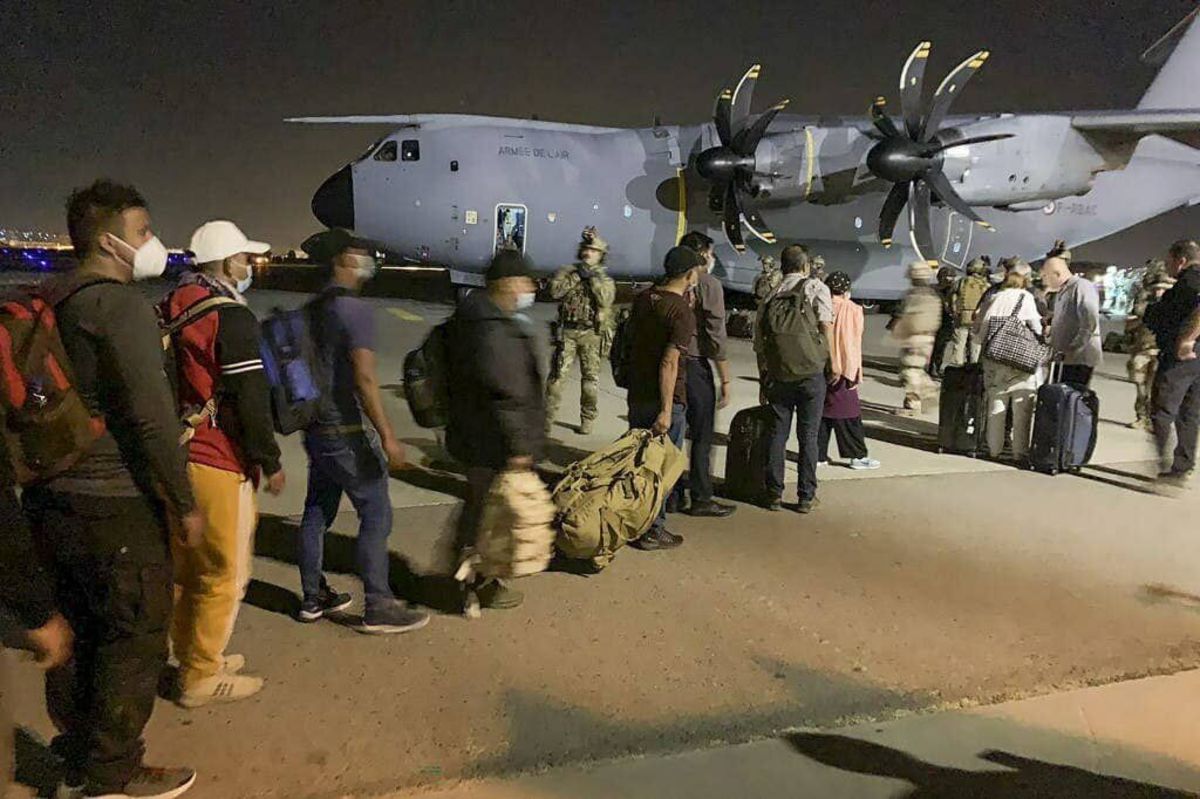 فرانسه ۳۰۰ نفر را از افغانستان خارج کرد