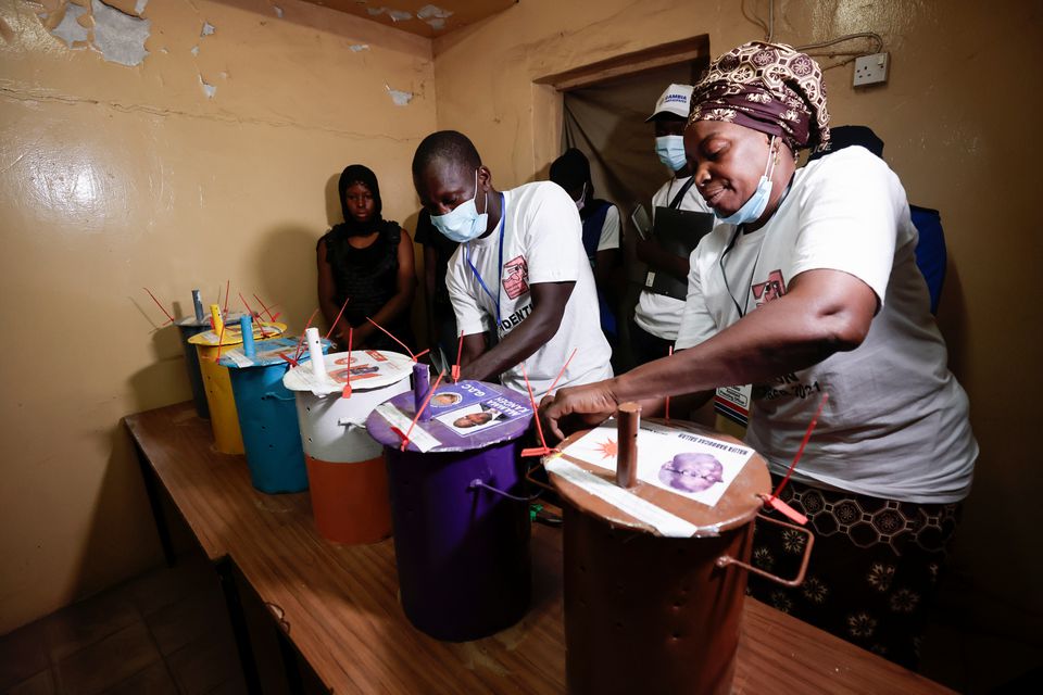 انتخابات عجیب در گامبیا/ هر تیله یک رای (عکس)