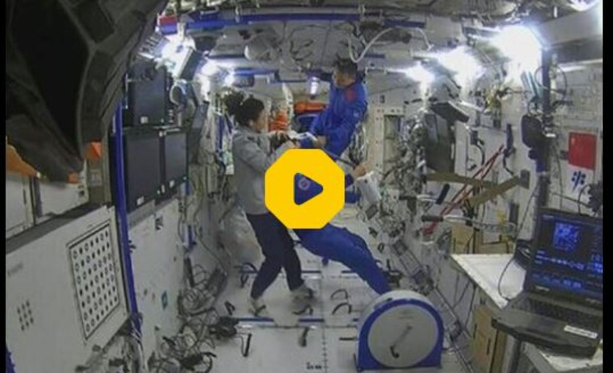 مصائب عجیب کوتاه کردن موی فضانوردان در ایستگاه فضایی (فیلم)
