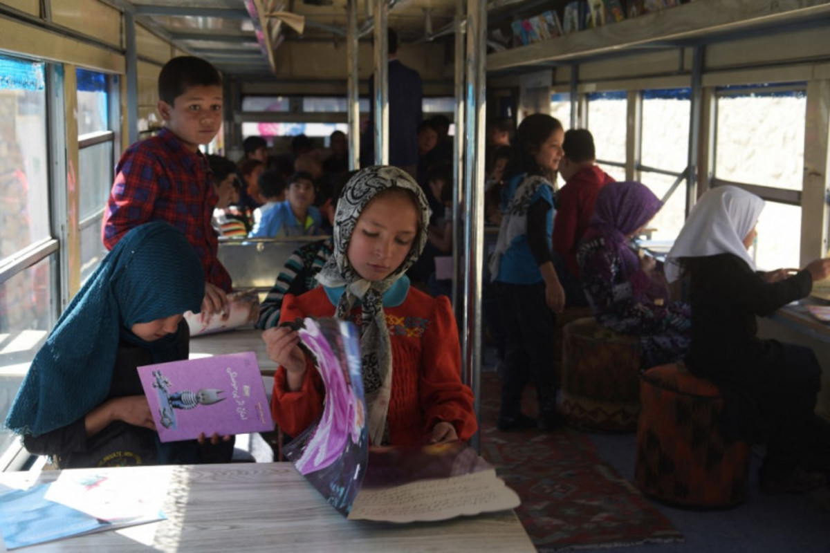 افغانستان؛ فعالیت دوباره کتابخانه سیار در کابل/ خوشحالی کودکان
