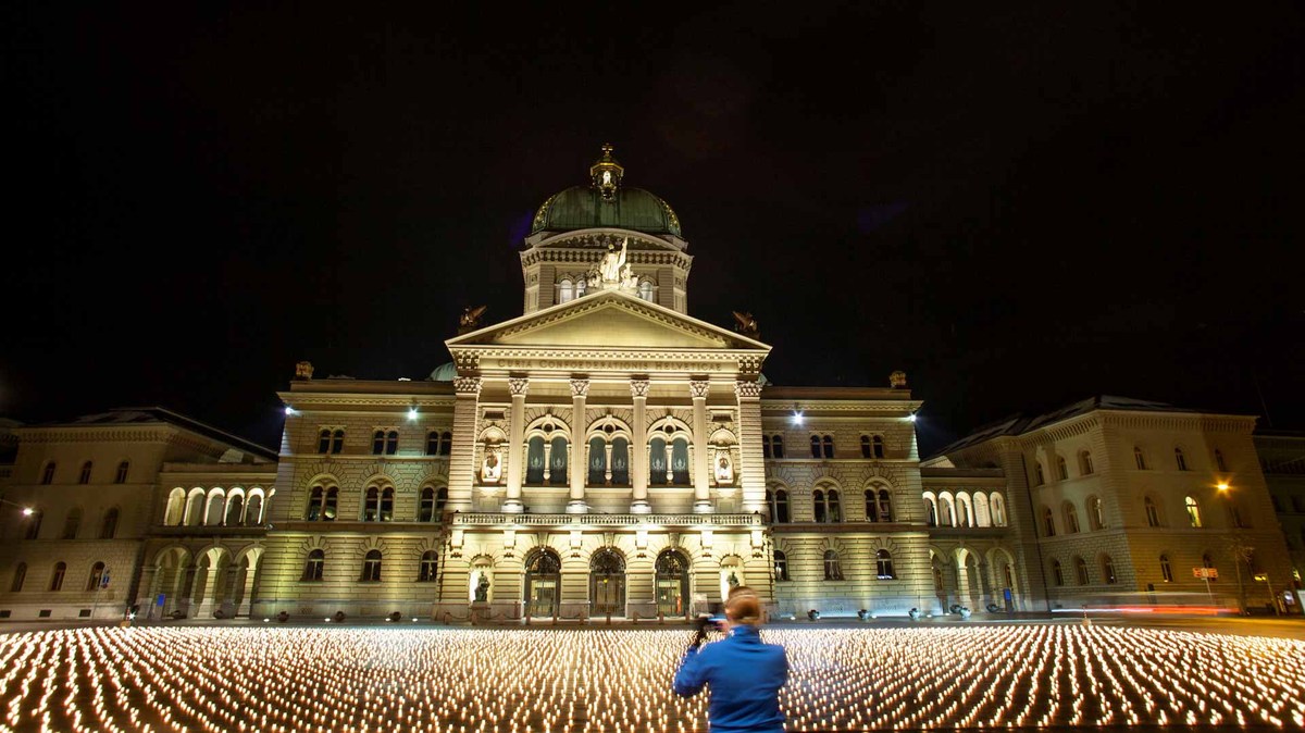 سوئیس؛ روشن کردن 11 هزار شمع به یاد قربانیان کرونا (عکس)
