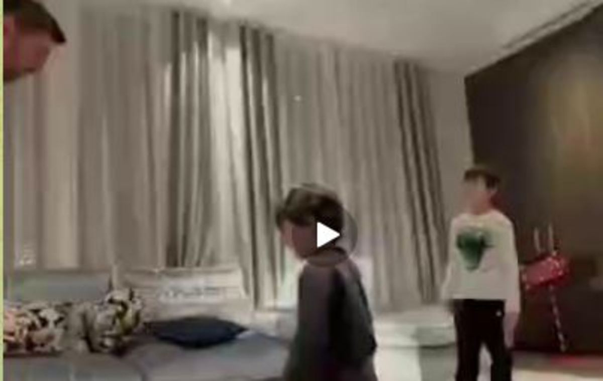 فوتبال بازی کردن لیونل مسی با فرزندانش در خانه (فیلم)