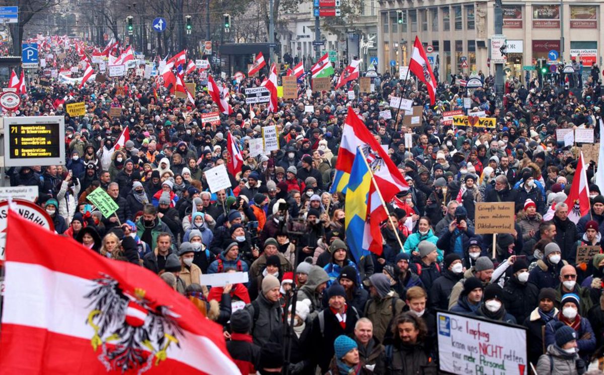 اتریش؛ تظاهرات گسترده علیه محدودیت‌های جنجالی کرونا (عکس)