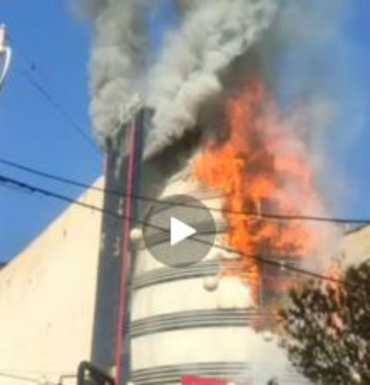 آتش‌سوزی ساختمانی تجاری در کرمان (فیلم)