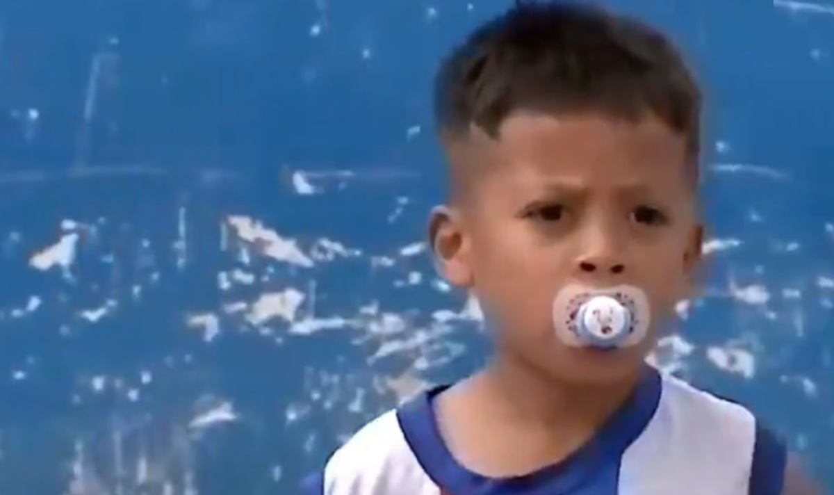کودکی که با پستانک فوتبال بازی می‌کند (+فیلم)