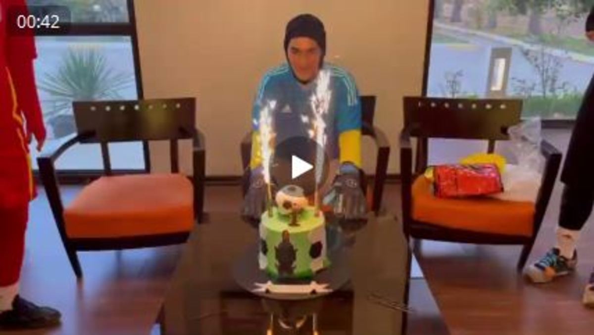 جشن تولد زهره کودایی در کمپ تیم‌های ملی / کادو امیر عابدزاده برای کودایی (فیلم)