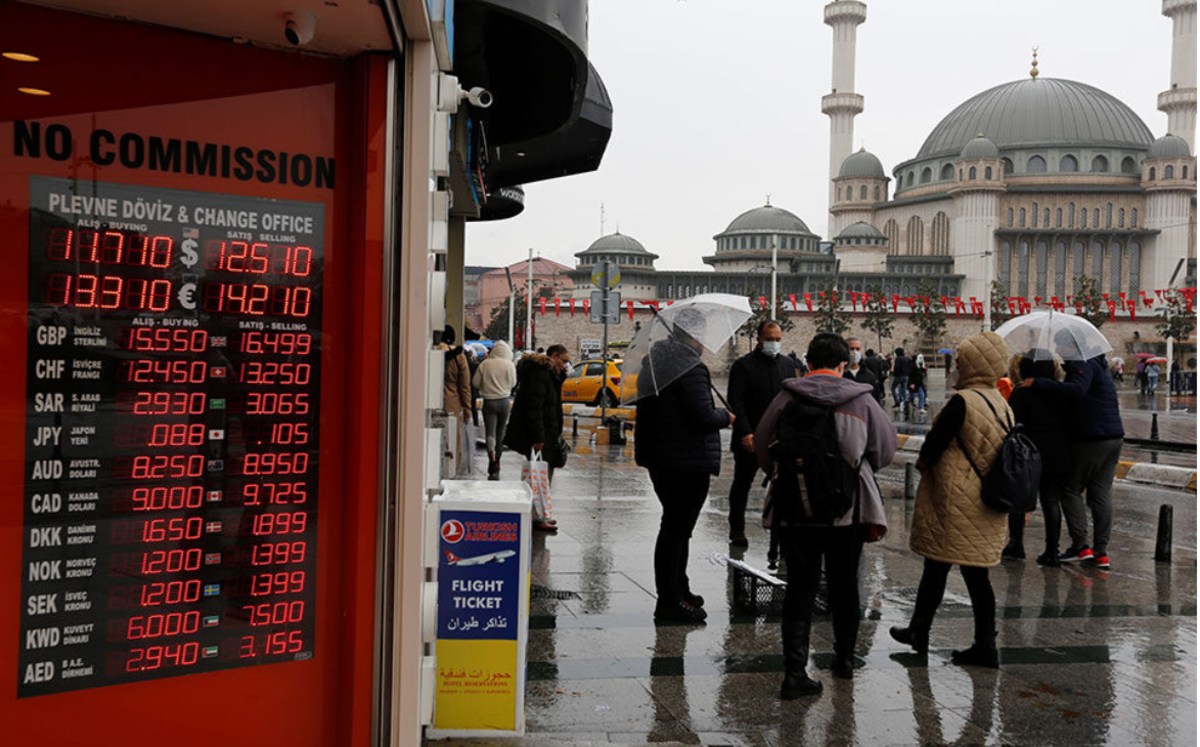 واکنش مردم ترکیه به سقوط ارزش لیر/ از تبدیل لیر به دلار تا تظاهرات خیابانی
