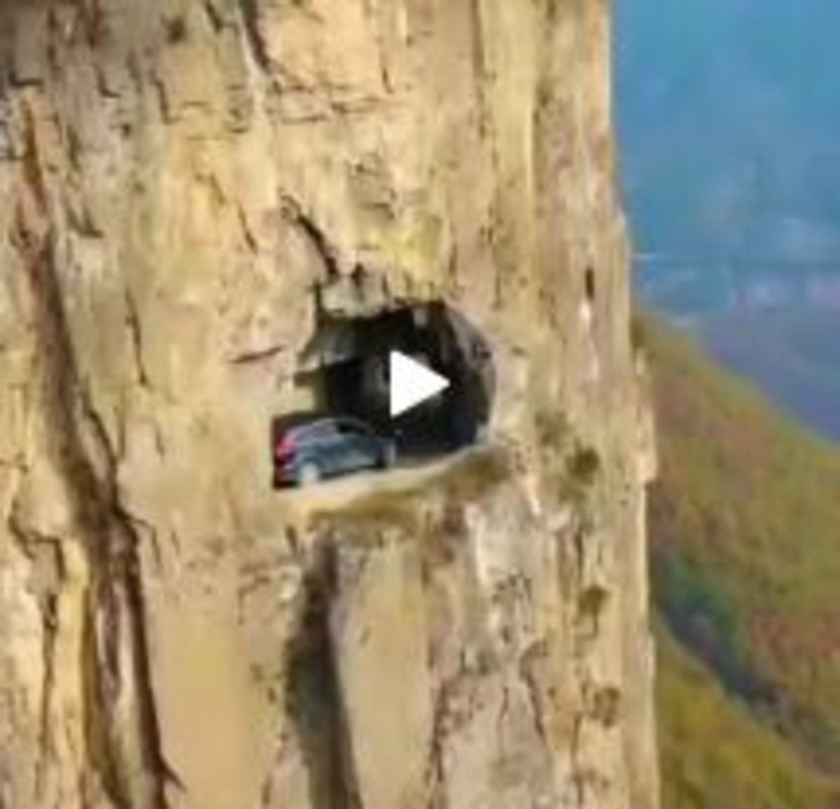 جاده خطرناک بر فراز کوه در چین (فیلم)