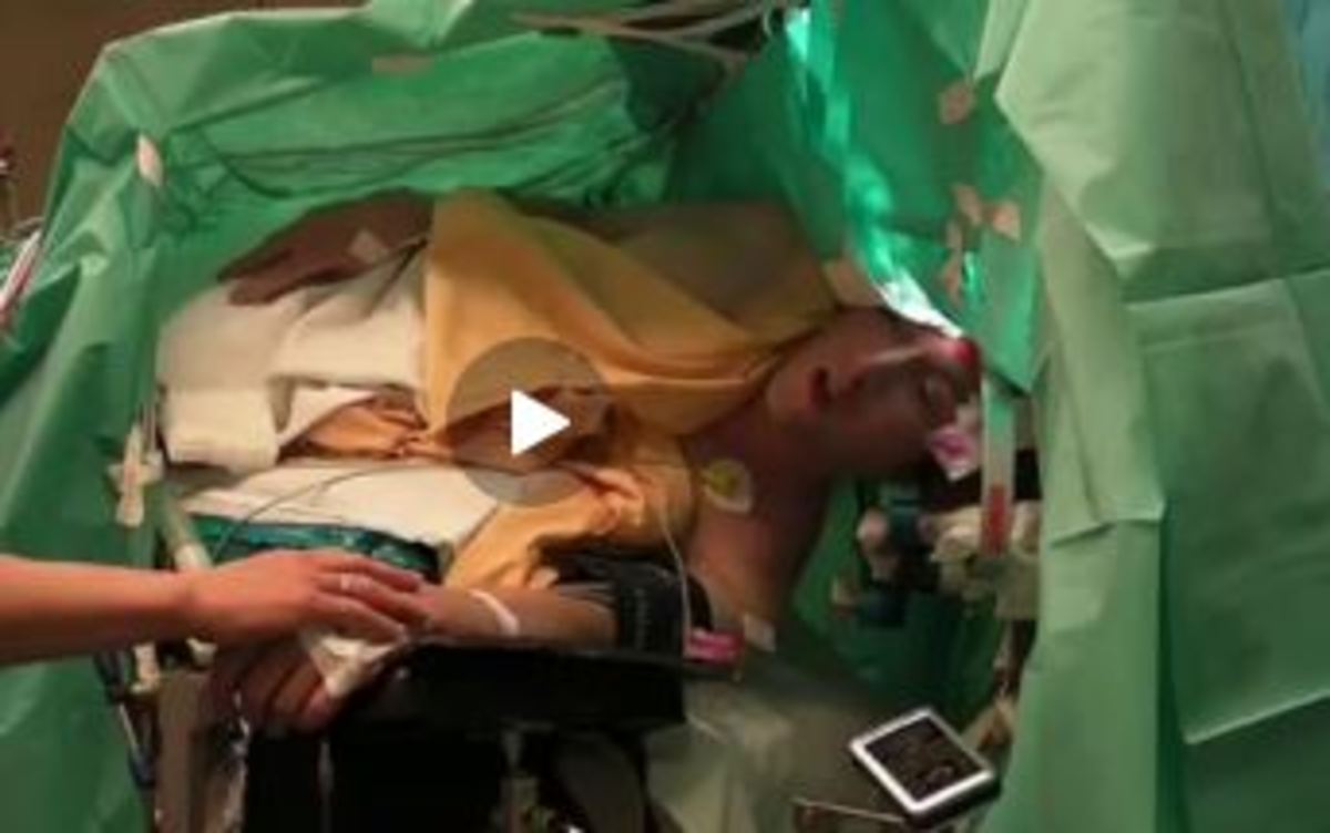 آواز خواندن خواننده اپرا زیر تیغ جراحی (فیلم)