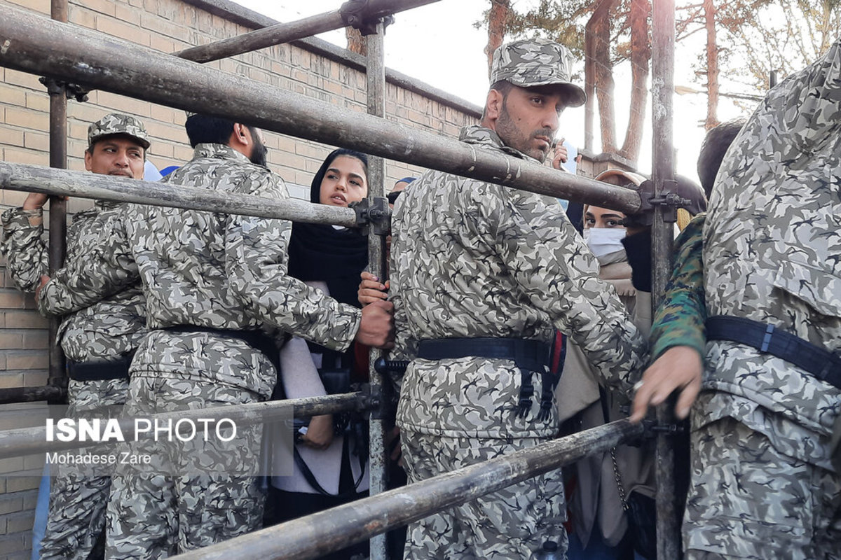 جلوگیری از ورود زنان به ورزشگاه مشهد برای تماشای فوتبال ایران - لبنان (+عکس)