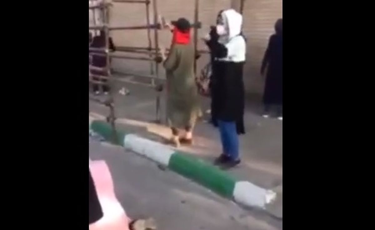 استقبال از زنان با اسپری فلفل در ورزشگاه مشهد(فیلم)