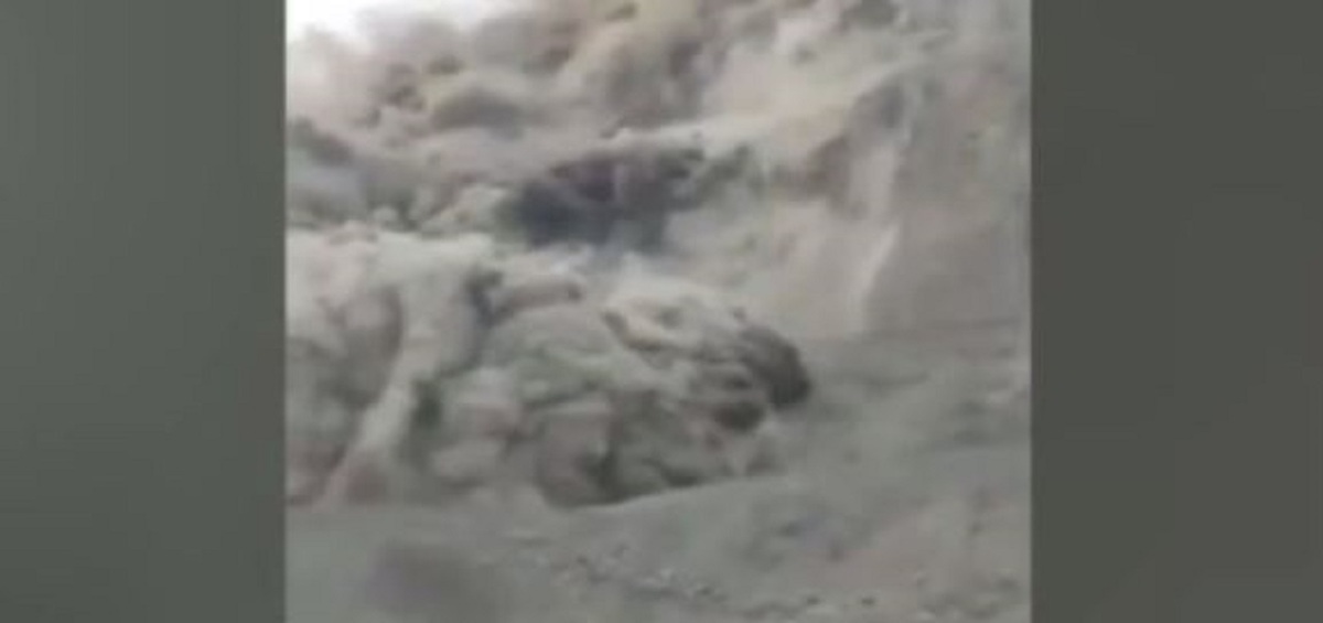 ریزش کوه در جاده هراز در روز سیزده‌بدر (فیلم)
