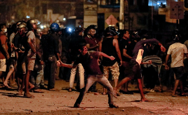 سریلانکا؛ اعتراضات به افزایش قیمت ها / مسدود شدن شبکه های اجتماعی / ورود ارتش به خیابان ها