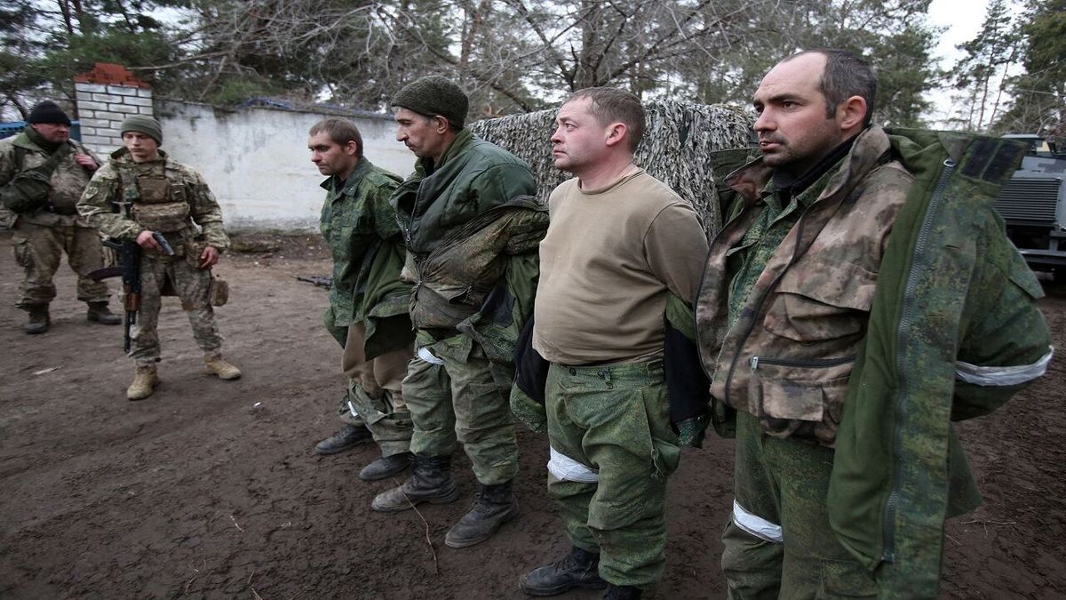اولین تبادل اسرای روسیه و اوکراین: شهردار ماریوپول در برابر 9 نظامی روس