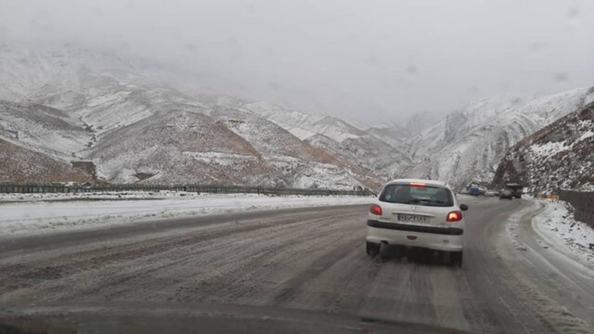 برف و باران در جاده‌های ۱۲ استان/چالوس همچنان یک طرفه است