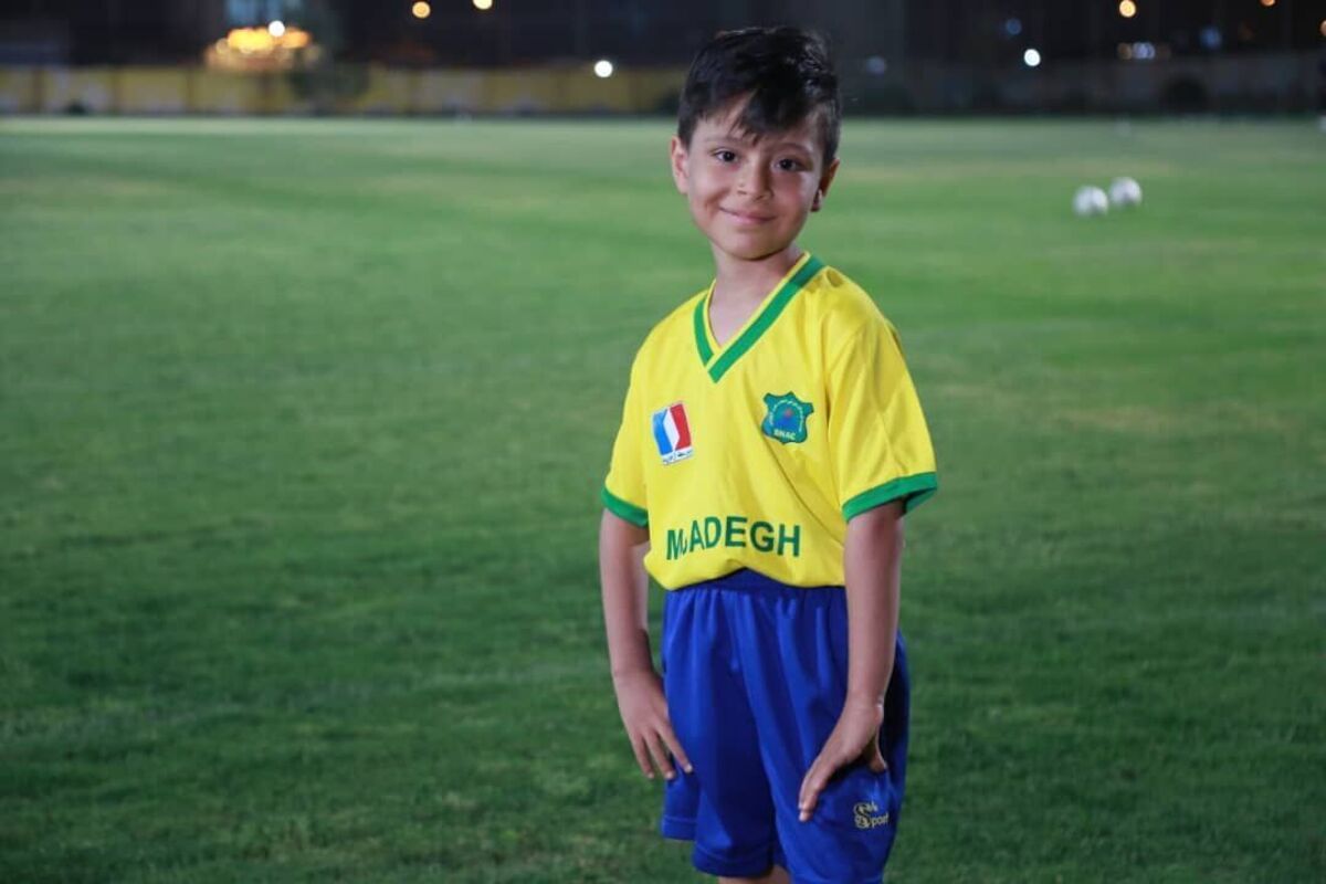 برآورده شدن آرزوی کودک سرطانی در زمین فوتبال آبادان