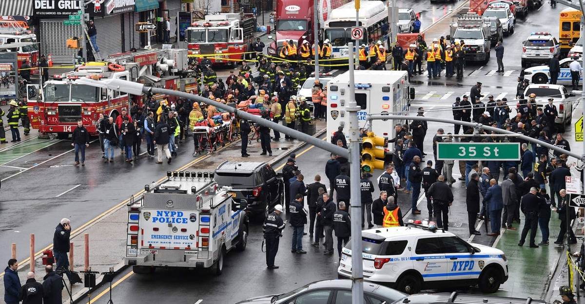 شمار مجروحان تیراندازی مترو نیویورک به ۲۹ نفر رسید/تعیین جایزه برای دستگیری مظنون (+عکس)
