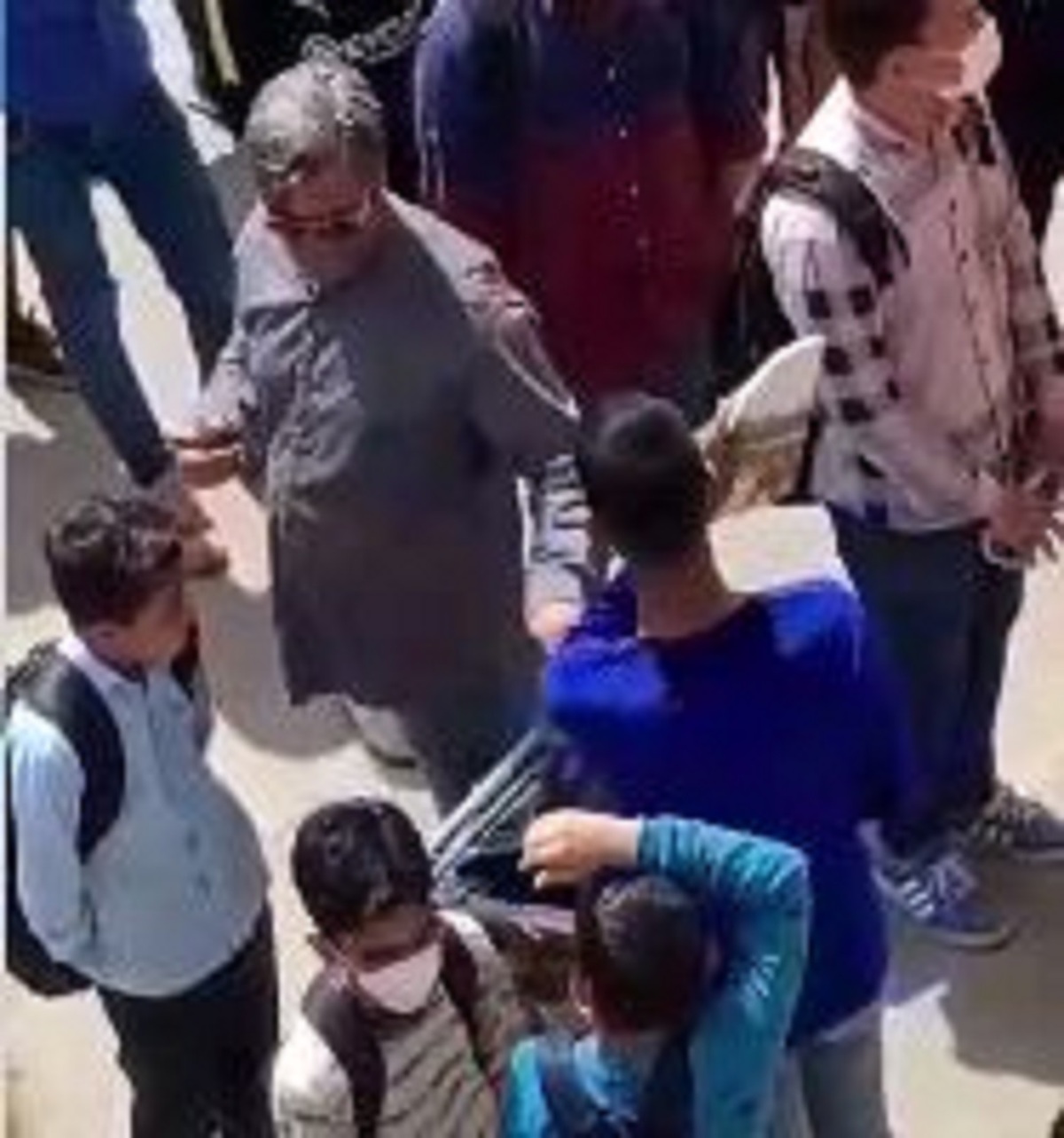 قیچی کردن موی سر دانش آموزان توسط ناظم مدرسه (فیلم)