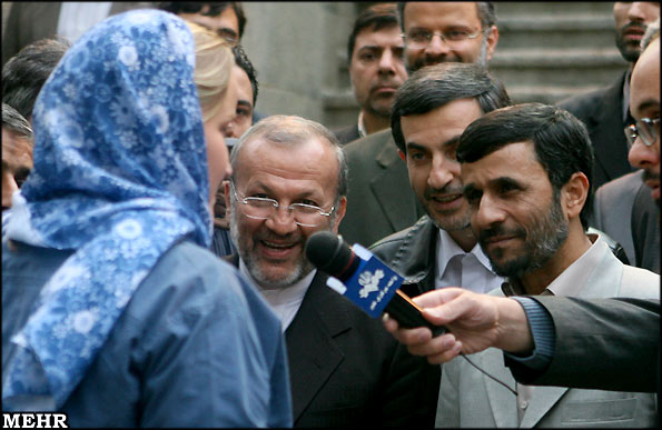 بدرقه رسمی نظامیان انگلیسی در پاستور/ خانم ملوان: عروسک اهدایی احمدی نژاد را بررسی کردیم تا مبادا بمبی در آن باشد!
