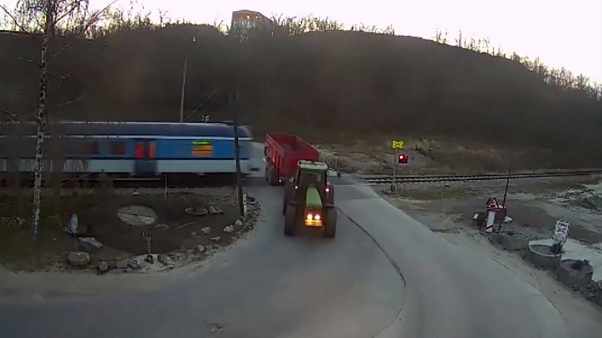 تصادف قطار با تراکتور در جمهوری چک (فیلم)