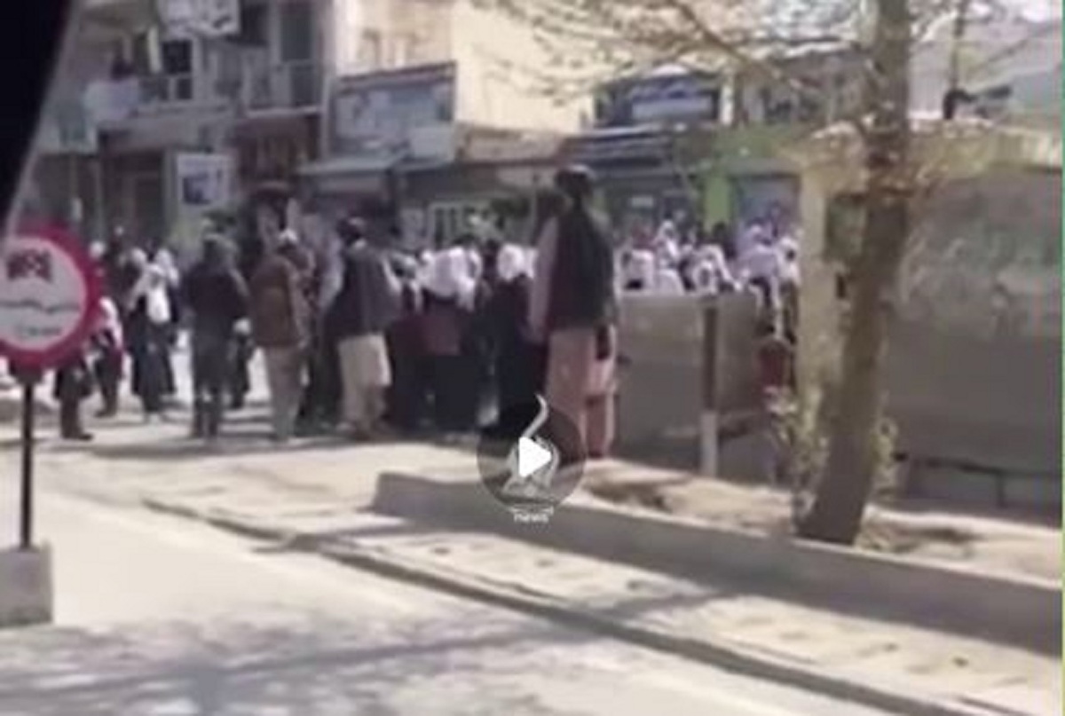اعتراض دانش آموزان دختر افغانستانی به طالبان (فیلم)