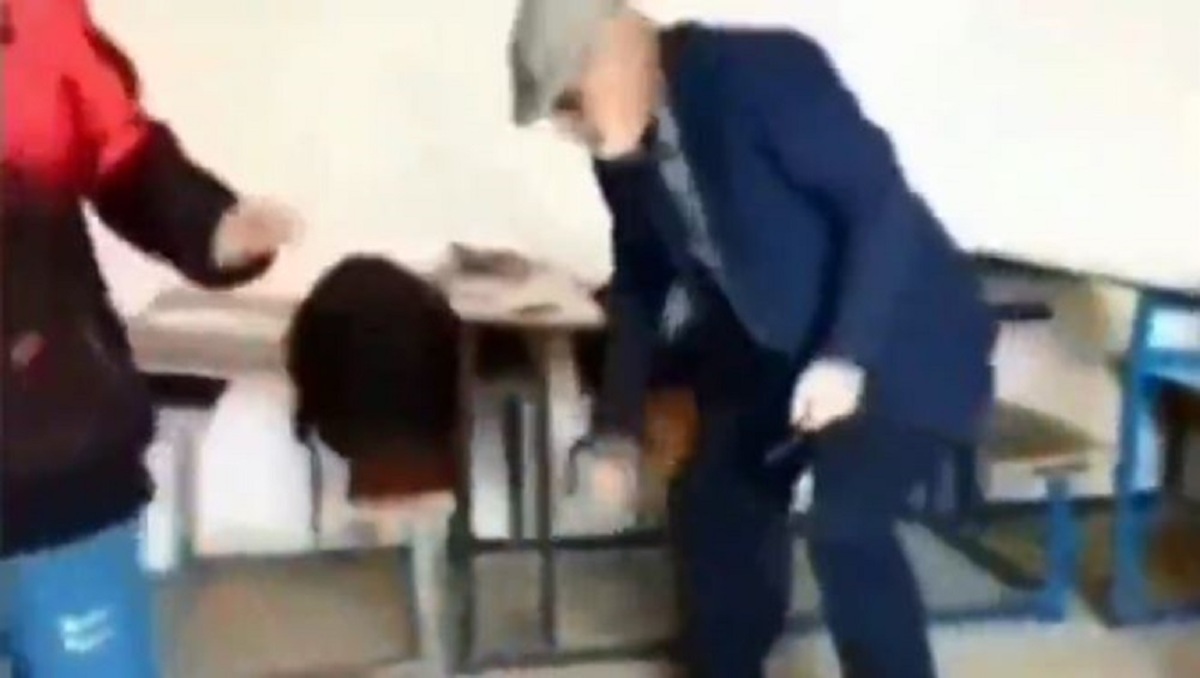 کتک‌زدن یک دانش‌آموز از سوی معلمش در گیلان (فیلم)