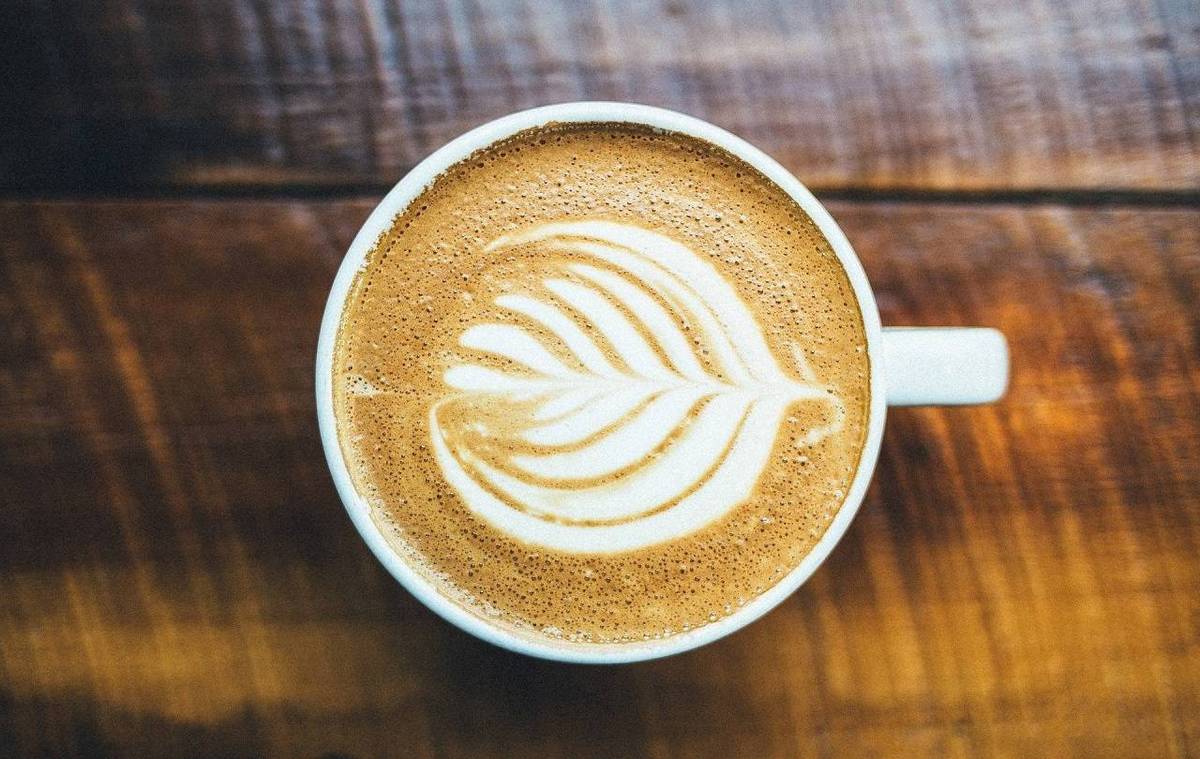 با یک فنجان قهوه چقدر بیدار می مانیم؟
