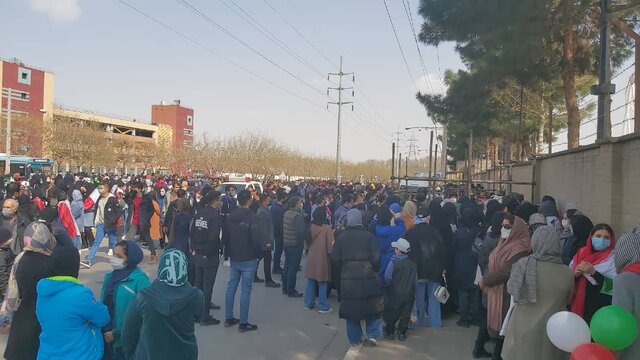 بازی ایران و لبنان/ مسئولان هنوز اجازه ورود زنان به ورزشگاه را نداده&zwnj;اند