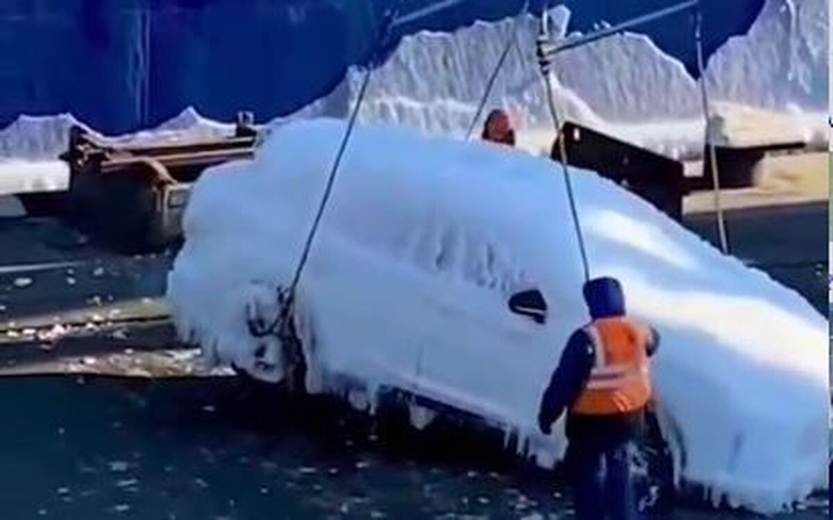 ببینید | جابجایی خودروهای یخ زده در یکی از بنادر روسیه