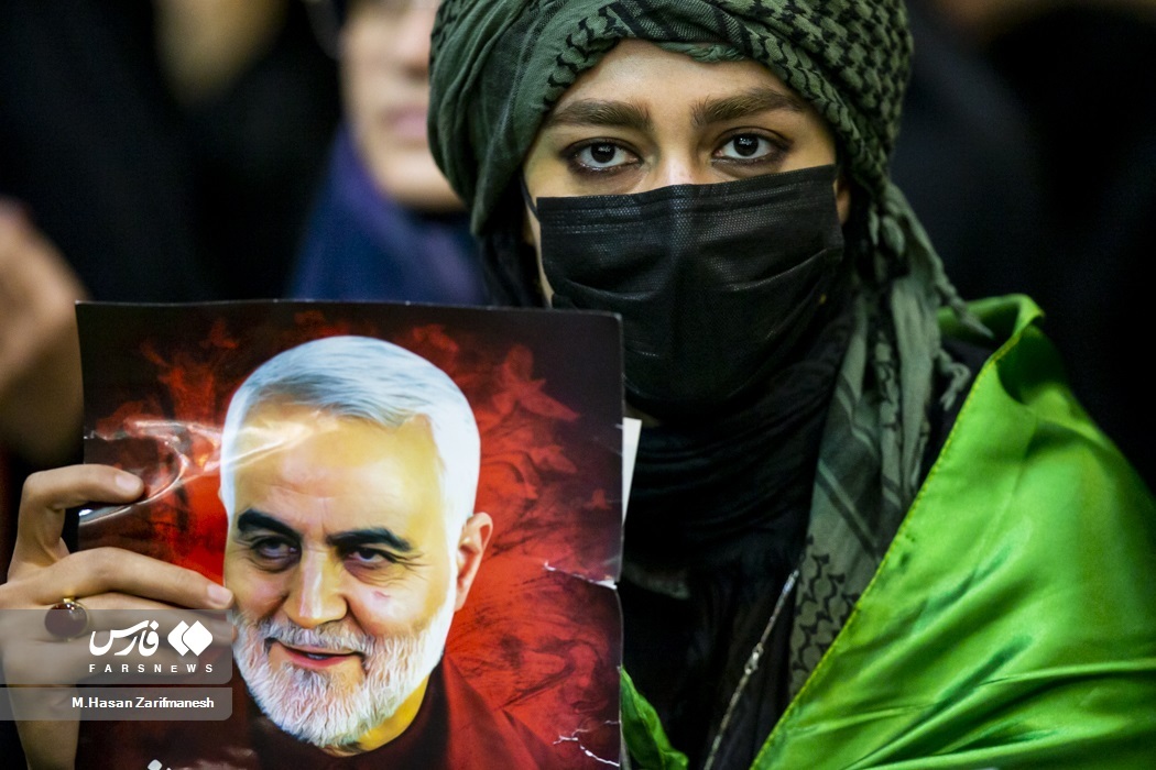 زنانی با روسری‌های جالب در مراسم سردار سلیمانی (عکس)