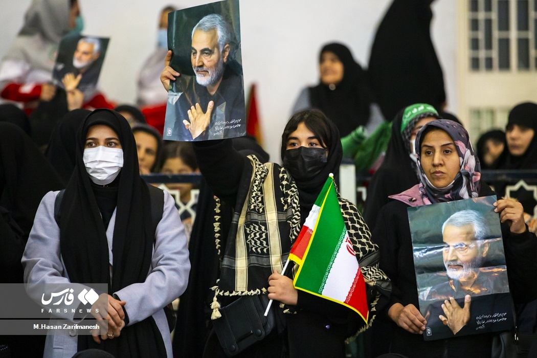 زنانی با روسری‌های جالب در مراسم سردار سلیمانی (عکس)