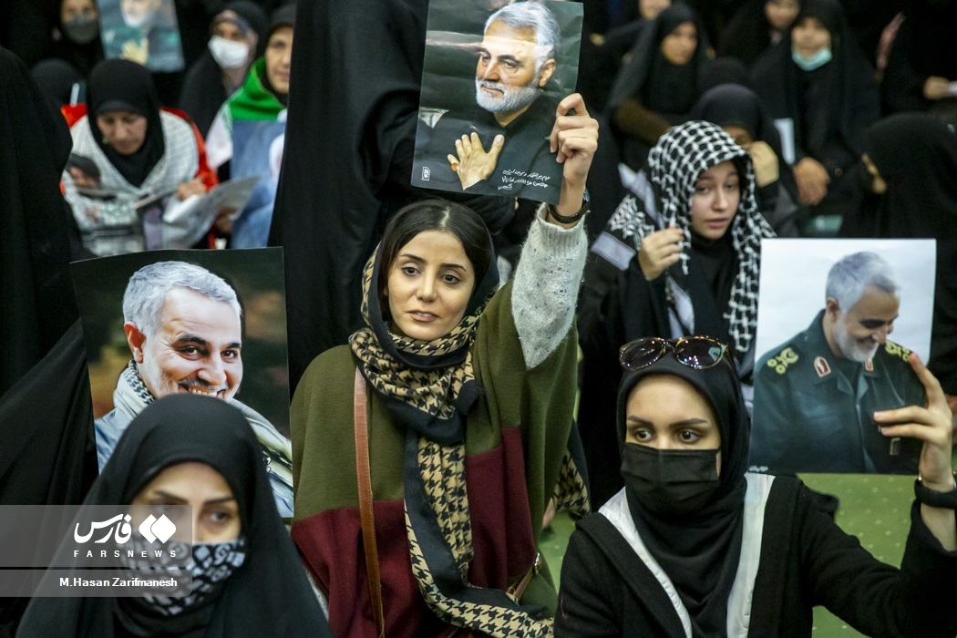 زنانی با روسری‌های جالب در مراسم سردار سلیمانی (عکس)