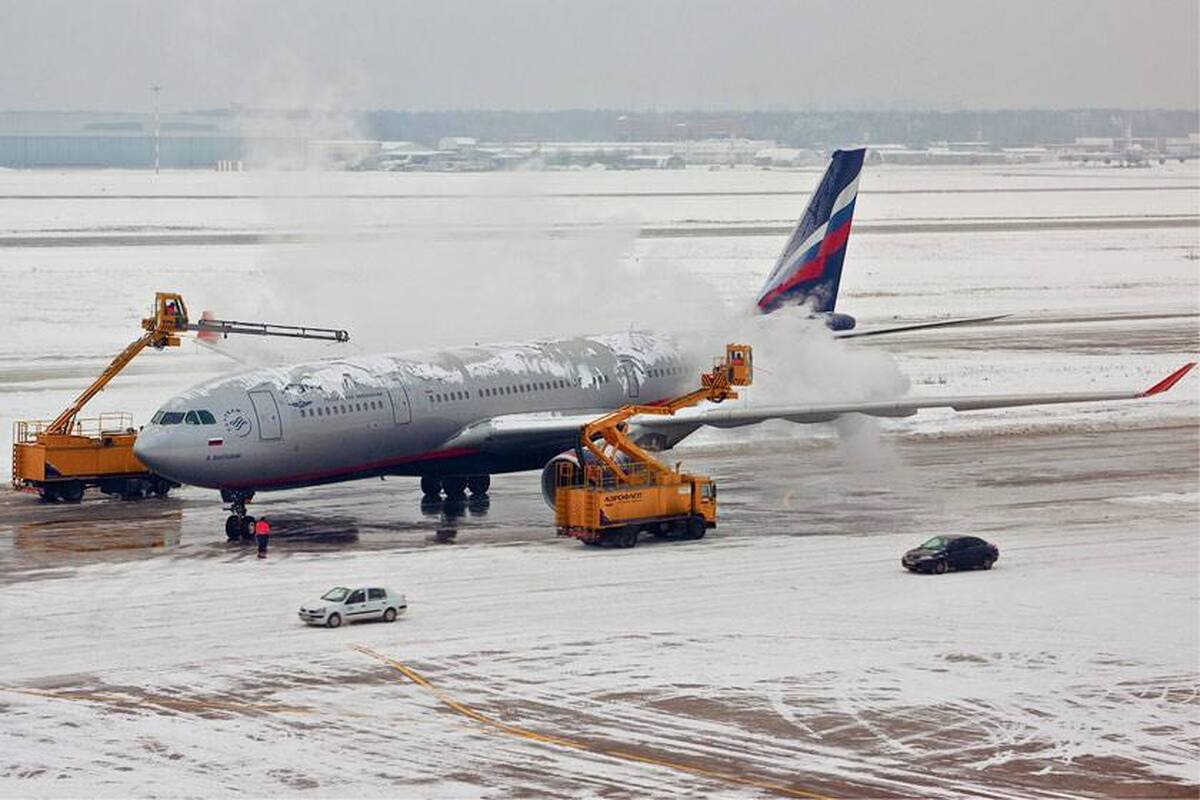 ببینید | زمین‌گیر شدن هواپیماهای فرودگاه مشهد در برف