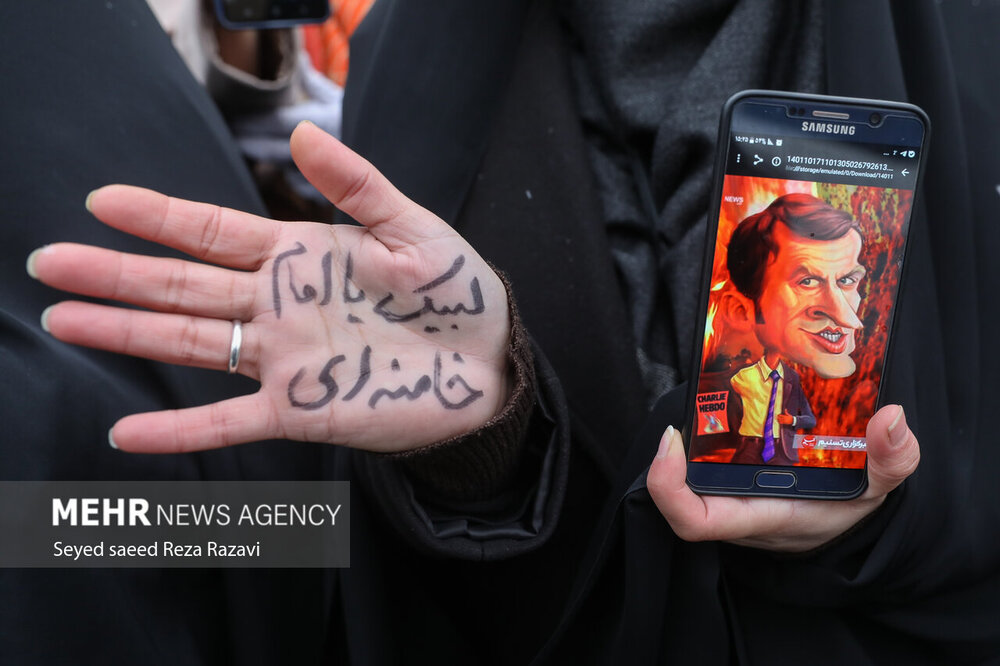تجمع اعتراضی، مقابل سفارت فرانسه در تهران + تصاویر