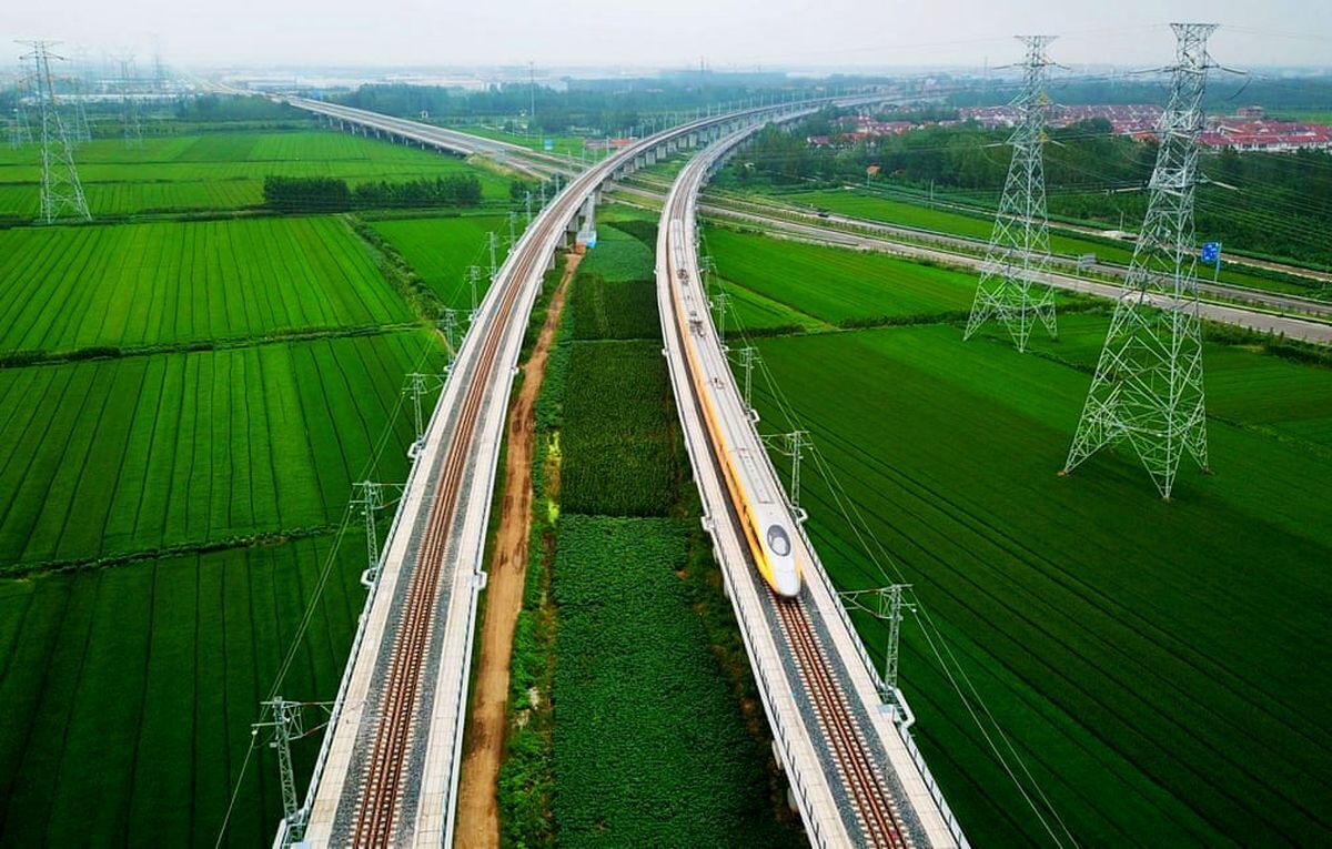 ببینید | مسیر دلهره‌آور عبور ریل قطار در چین
