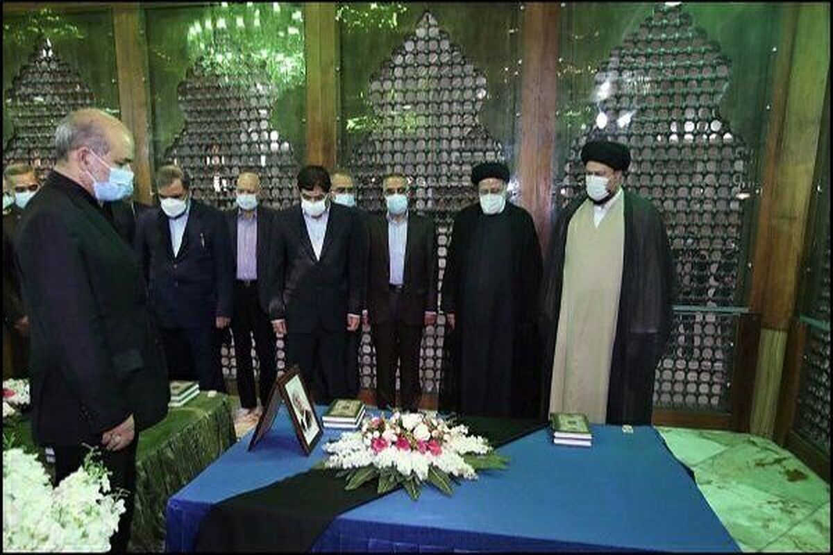 ببینید | حضور رئیسی و هیات دولت در حرم مطهر امام خمینی