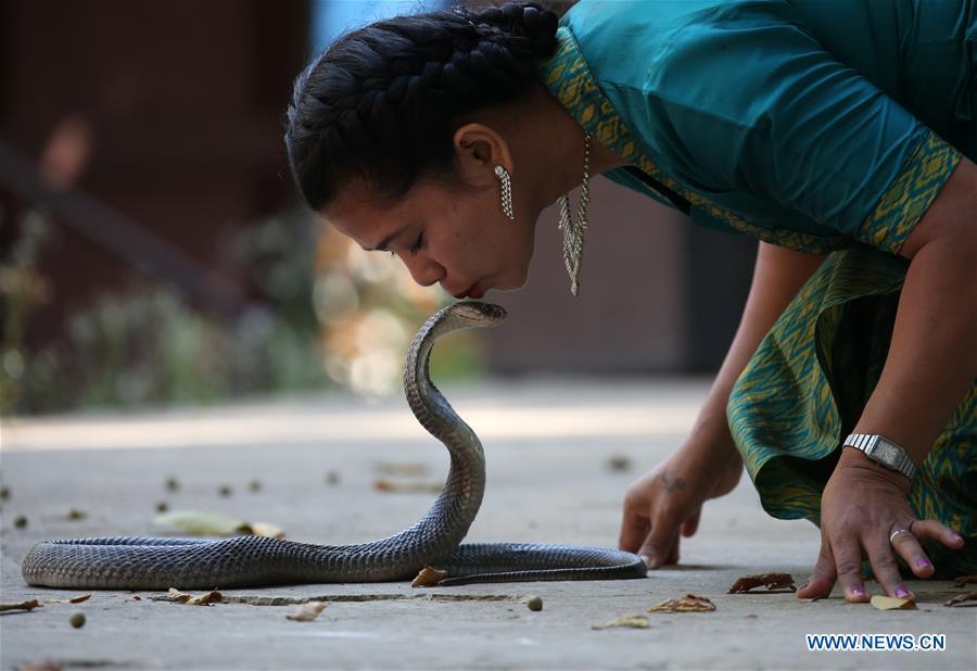 بوسه خطرناک زن میانماری (عکس)