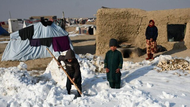 سقوط بهمن در افغانستان 2 کشته و 3 زخمی بر جای گذاشت / 170 نفر از سرما مرده اند