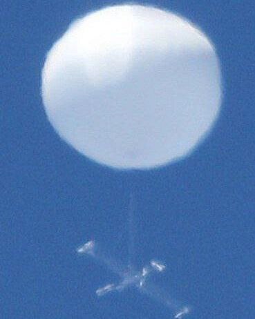 بالن چینی اولین شکار هوایی جنگنده F-22 رپتور  (عکس)