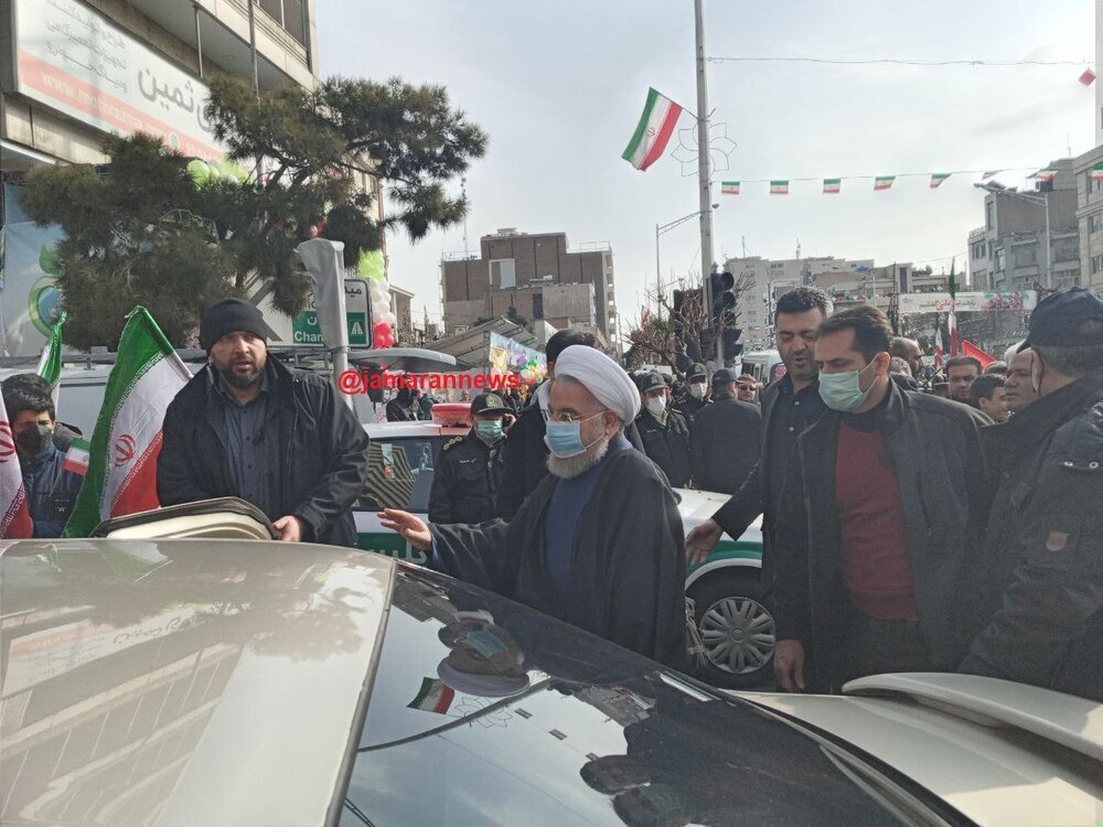 حسن روحانی در راهپیمایی ۲۲ بهمن در تهران (عکس)