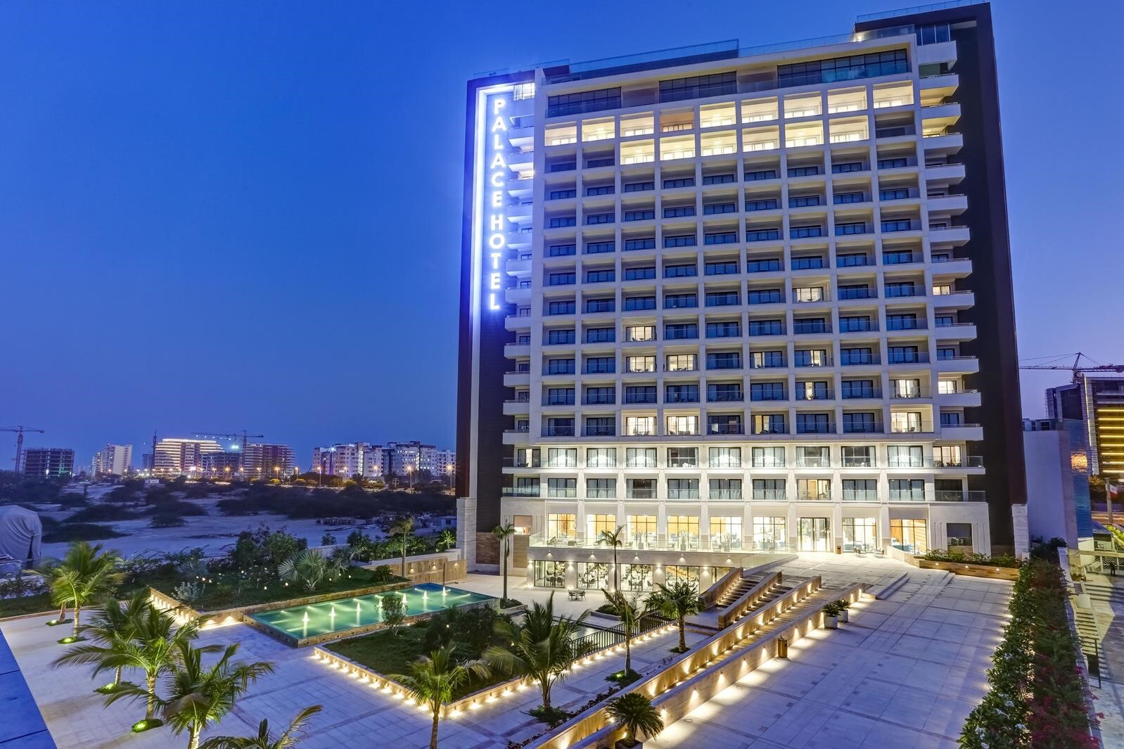 هتل پالاس، مجهز به استخر روباز