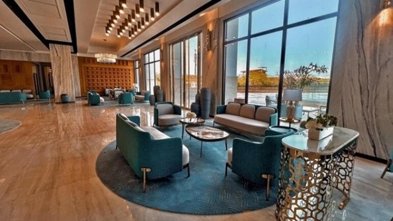 هتل پالاس، مجهز به استخر روباز