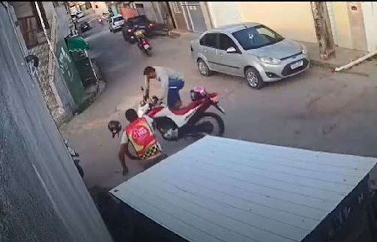 ببینید | سرنگون کردن موتورسوار با کلاه کاسکت در خیابان / فیلم مربوط به ایران نیست